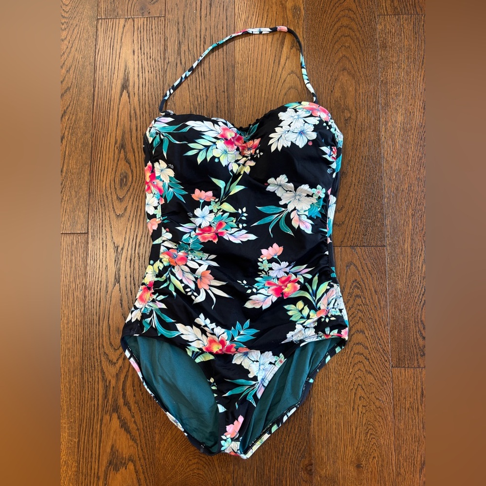 Tommy Bahama women’s one piece swimsuit size 8